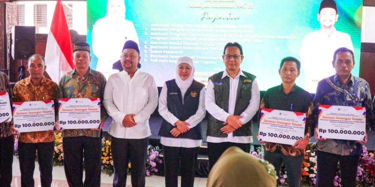 Bersama Bupati Yani, Gubernur Khofifah Salurkan Bantuan Rp7,6 Miliar dan Tinjau Pasar Murah di Gresik