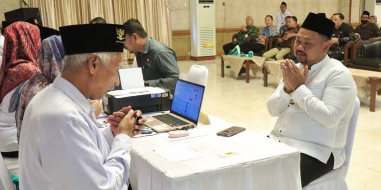 Bayar ZIZ Serentak, Bupati Gresik Ajak ASN Gresik Perkuat Budaya Berbagi di Bulan Ramadan