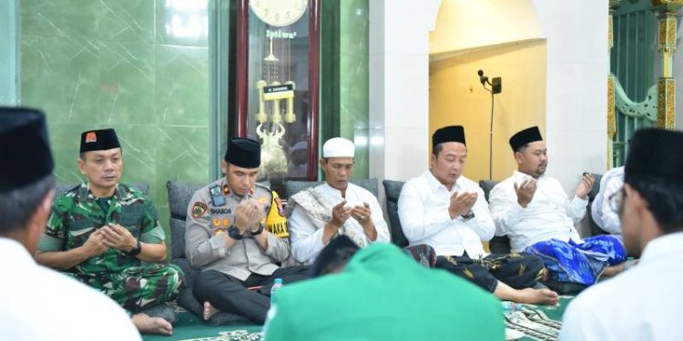 Tradisi Malam Selawe di Sunan Giri, Bupati Yani Ajak Masyarakat Perkuat Doa dan Syukur