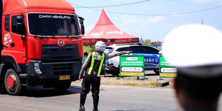 Jaga Kelancaran Arus Mudik, Satlantas Polres Gresik Tertibkan Angkutan Barang Sumbu 3 di Bunder