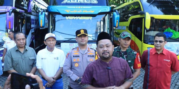 Kapolres dan Forkopimda Gresik Lepas 750 Pemudik, 15 Bus Mudik Gratis Diberangkatkan