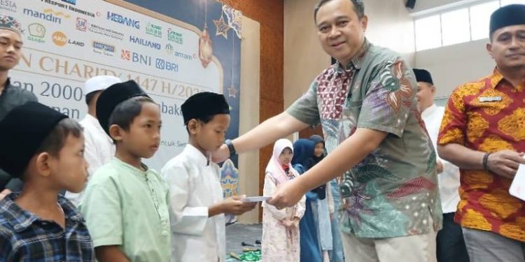 BKMS Gelar Santunan Anak Yatim dan Bagi Paket Sembako untuk Warga Sekitar Kawasan JIIPE
