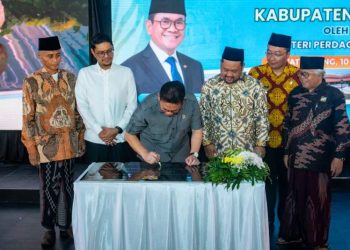 Bupati Gresik Dampingi Mendag Budi Santoso Resmikan Pasar Tematik Industri Sidayu