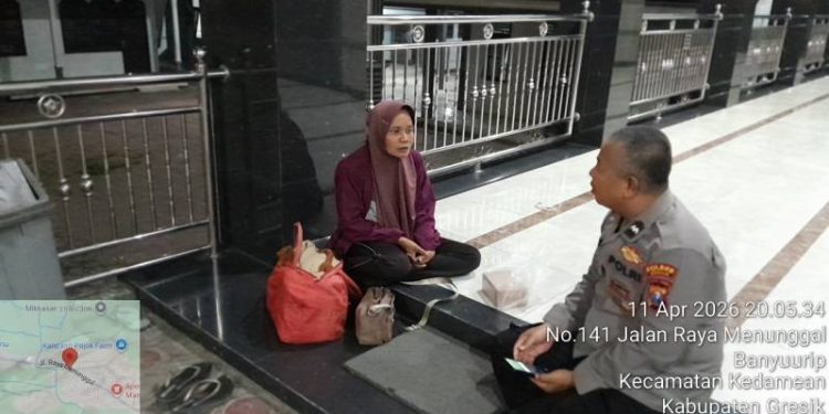 Respon Cepat Polisi Gresik, Bantu Warga Terlantar Hingga Diantar Naik Bus ke Terminal Bunder