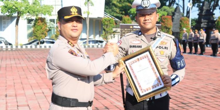 Polres Gresik Beri Penghargaan 13 Personel dan 1 Warga, Kapolres Apresiasi Dedikasi Anggota