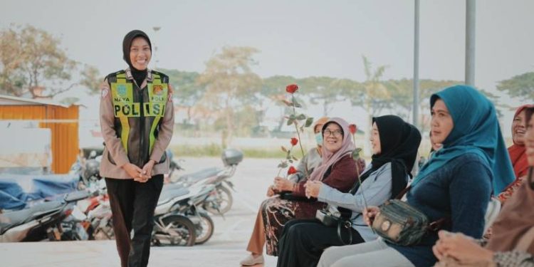 Peringati Hari Kartini, Srikandi Satlantas Polres Gresik Bagikan Mawar dan Helm untuk Pemohon SIM Perempuan