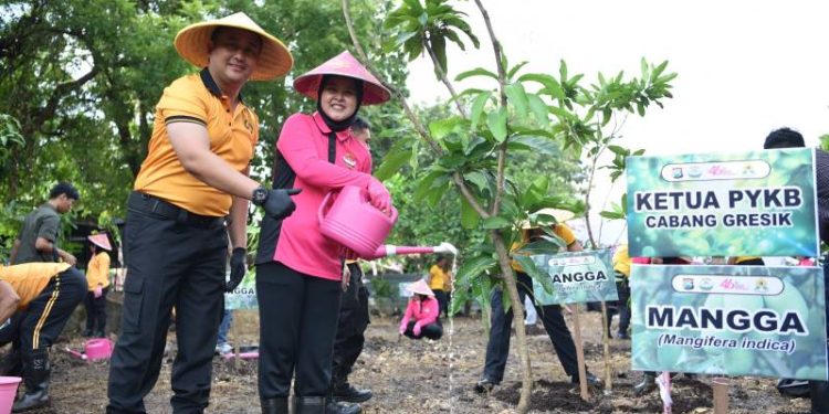 Kuatkan Ketahanan Pangan, YKB Gresik Tanam Puluhan Pohon Produktif di Kawasan Asrama Polisi