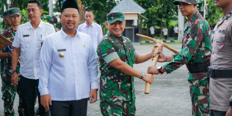 Bupati Gresik Pimpin Upacara Pembukaan Program TMMD ke-128, Fokuskan RTLH, JPD, dan JUT