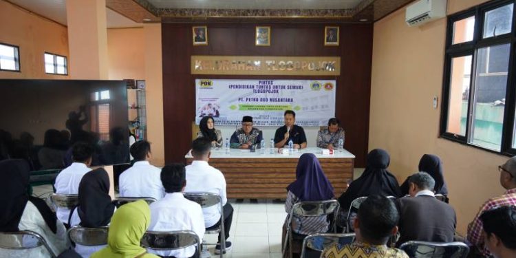 PT PON Kembali Salurkan Beasiswa Sekolah Kejar Paket B & C melalui Program PINTAS di Kelurahan Tlogopojok