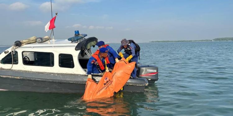 Satpolairud Polres Gresik bersama Tim SAR Gabungan Akhirnya Berhasil Mengevakuasi Korban Ketiga Perahu Tenggelam