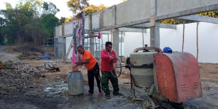Sertu Lazarus Tegak Lurus Awasi Pembangunan Koperasi Merah Putih di Desa Bedanten Bungah