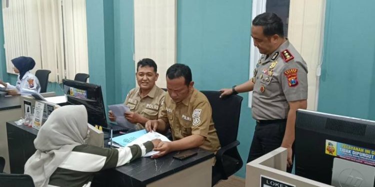 Pastikan Warga Terlayani Optimal, Kapolres Gresik Pantau SKCK hingga Layanan 110