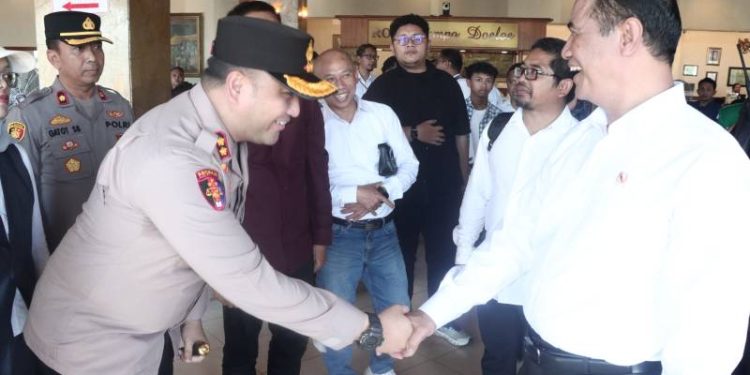Dukung Asta Cita Ketahanan Pangan, Polres Gresik Kawal Kunjungan Mentan Tinjau Gudang Bulog
