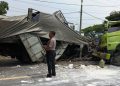 Sigap! Kapolsek Bungah Gresik Gerak Cepat Turun Tangan Bantu Evakuasi Kecelakan Maut di Desa Kemangi