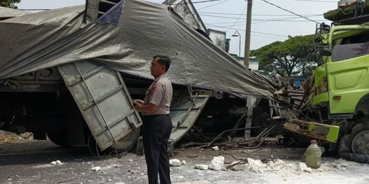Sigap! Kapolsek Bungah Gresik Gerak Cepat Turun Tangan Bantu Evakuasi Kecelakan Maut di Desa Kemangi