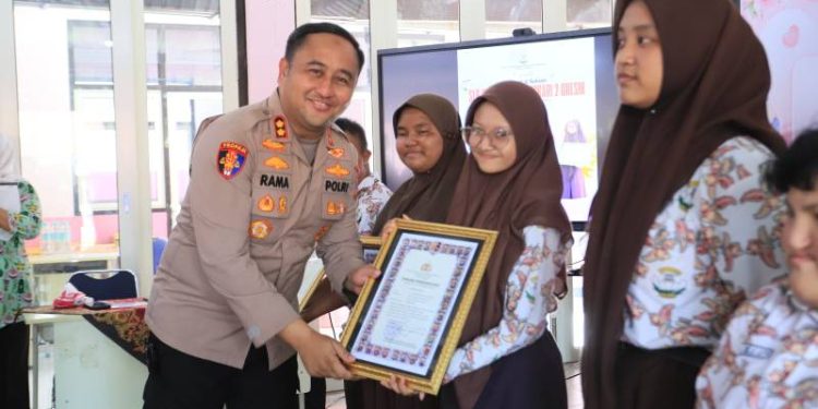Wujud Kepedulian, Kapolres Gresik dan Ketua Bhayangkari Apresiasi Guru serta Siswa Berprestasi di SLB Kemala Bhayangkari 2