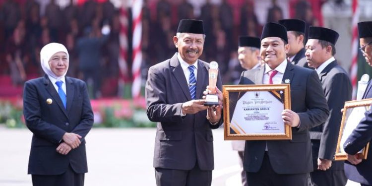 Berkat Tata Kelola Pemerintahan Transparan dan Akuntabel, DPRD Gresik Terima Penghargaan JDIH Terbaik I se-Jatim