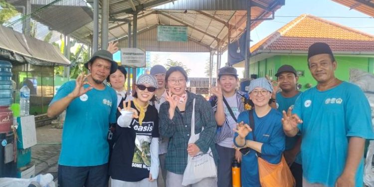 Gresik Menuju Zero Waste, Desa Randuboto Dilirik Aktivis Korsel untuk Proyek Toko Tanpa Kemasan Plastik