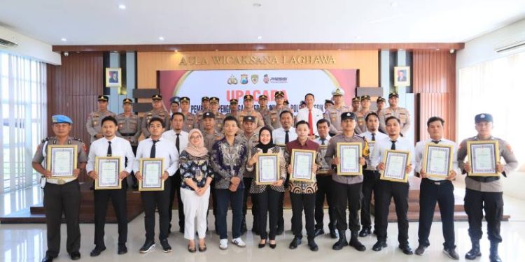 Kapolres Gresik Beri Reward Personel Berprestasi, Dorong Semangat Pengabdian dan Pelayanan