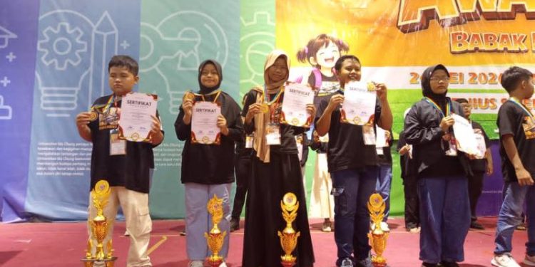 Berlaga di Universitas Ma Chung Malang, Siswi MI Tsamrotul Ulum Tajungwidoro Bawa Pulang Medali Emas
