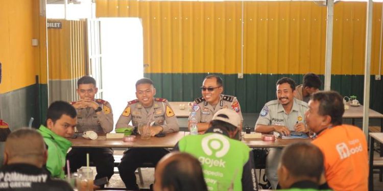 Peringati HUT Bhayangkara ke 80 Satlantas Polres Gresik dan Ojol Gresik Ngopi Bareng, Bahas Safety Riding dan Kamtibmas