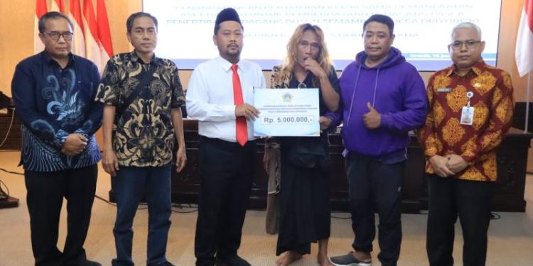 Pasca Penertiban, Bupati Gresik Beri Bantuan Stimulan Usaha dan Lahan Baru untuk PKL Semambung Driyorejo