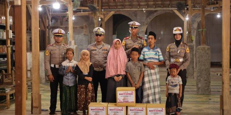 Satlantas Polres Gresik Salurkan Bantuan Sosial Bersama Taruna Akpol Kepada Warga dan Panti Asuhan