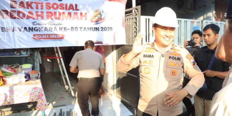 Wujud Kepedulian HUT Bhayangkara ke-80, Polres Gresik Bedah Rumah Purnawirawan Polri di Driyorejo