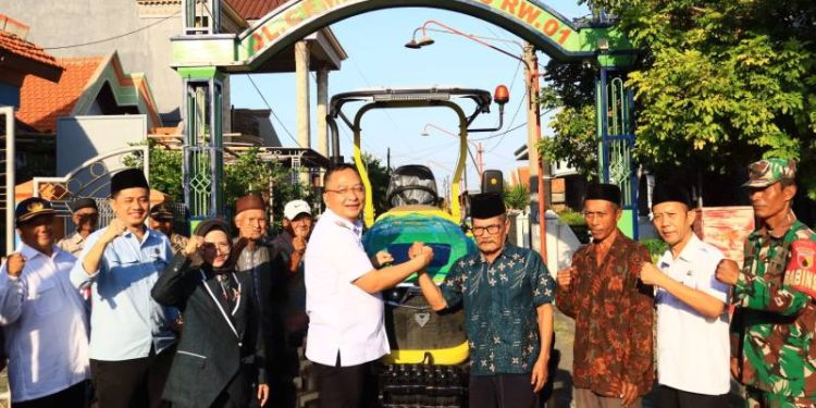 Serahkan Bantuan Alsintan dari Kementerian Pertanian RI, Wabup Alif Dorong Modernisasi Pertanian Gresik