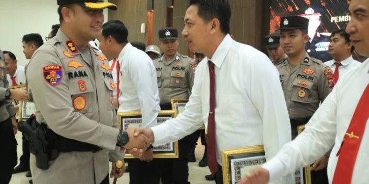 Kapolres Gresik Beri Penghargaan kepada 27 Personel Berprestasi, Pengungkap BBM Ilegal hingga Narkoba
