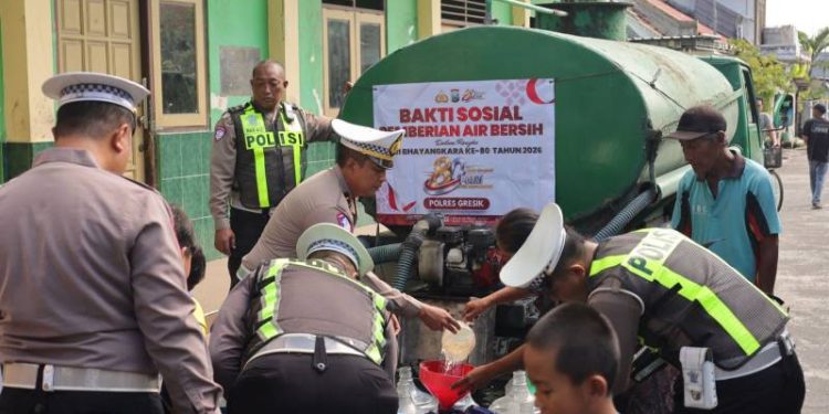 Polres Gresik Salurkan Air Bersih untuk Warga Duduk Sampeyan Sambut HUT Bhayangkara ke-80