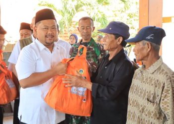 Hadapi Dampak Kekeringan, Bupati Yani Serahkan Bansos kepada 1.177 Petani Gagal Panen
