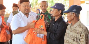 Hadapi Dampak Kekeringan, Bupati Yani Serahkan Bansos kepada 1.177 Petani Gagal Panen