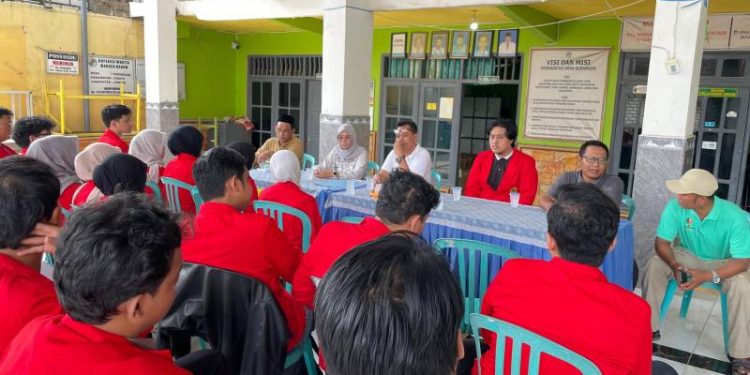 KKN di Desa Gedangan Gresik Mahasiswa Untag Beri Alat Pertanian