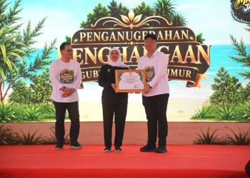 Komitmen Jaga Pesisir, Bupati Gresik Raih Penghargaan di Festival Mangrove Jatim ke-10
