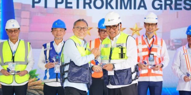 Menko Pangan Anugerakan Penghargaan Pelabuhan Terbaik Nasional Kepada Petrokimia Gresik