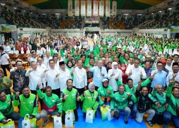 Bersama Kemenko Pangan, Petrokimia Gresik Bagikan 600 Paket Sembako Untuk Ojol dan Masyarakat