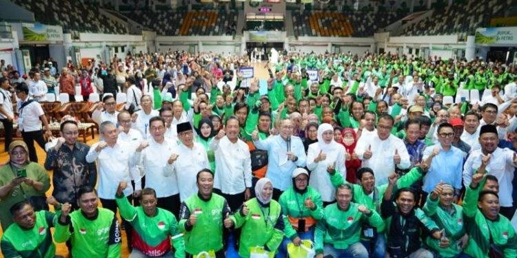 Bersama Kemenko Pangan, Petrokimia Gresik Bagikan 600 Paket Sembako Untuk Ojol dan Masyarakat