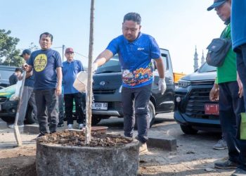 Pimpin Gerakan Jumat Asri di Area Pasar Krempyeng, Bupati Gresik Ingatkan Dampak Perubahan Iklim