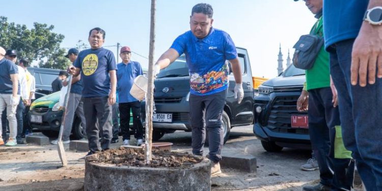 Pimpin Gerakan Jumat Asri di Area Pasar Krempyeng, Bupati Gresik Ingatkan Dampak Perubahan Iklim