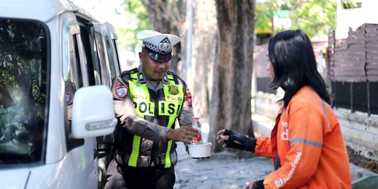 Satlantas Polres Gresik Tebar Kepedulian Lewat Program “Jumat Berkah Berbagi”