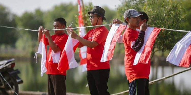 Warga Banyuwangi Gresik dan Freeport Indonesia Gotong Royong Sambut HUT ke-81 RI