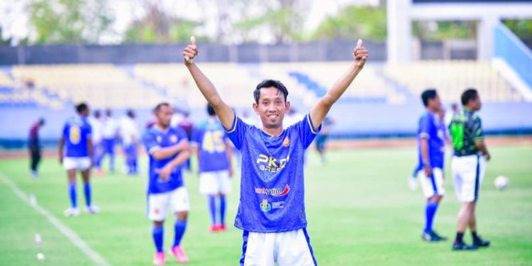 Bukan Cuma Jago Pimpin Desa, Kades Tenggor Kowianto Jadi Bek Andalan PKDI Gresik