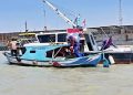 Bendera Merah Putih Berkibar di Perairan Gresik, Satpolairud Pasang Bendera ke Perahu Nelayan