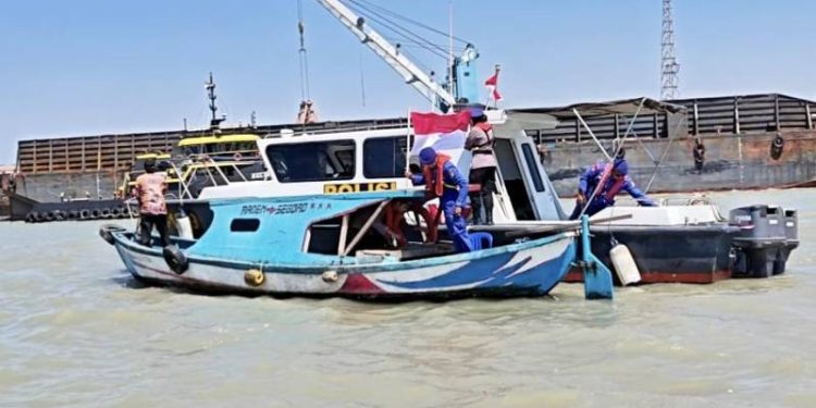 Bendera Merah Putih Berkibar di Perairan Gresik, Satpolairud Pasang Bendera ke Perahu Nelayan
