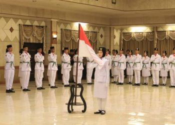 Kukuhkan Anggota Paskibraka, Bupati Gresik Sampaikan Pesan Kebangsaan