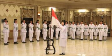 Kukuhkan Anggota Paskibraka, Bupati Gresik Sampaikan Pesan Kebangsaan
