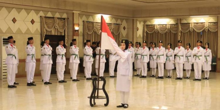 Kukuhkan Anggota Paskibraka, Bupati Gresik Sampaikan Pesan Kebangsaan