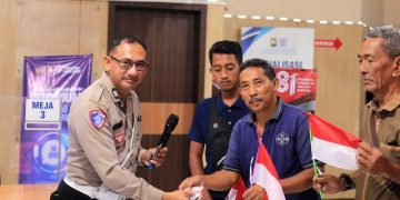 Kado Kemerdekaan dari Satlantas Polres Gresik, 17 Warga Kelahiran 17 Agustus Dapat SIM Gratis