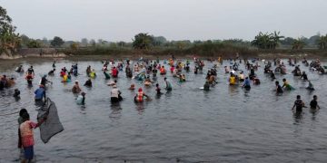 Tradisi Ngubek Srumbung Pemdes Bulangan, Ratusan Warga Semringah Tangkap Ikan Gratis